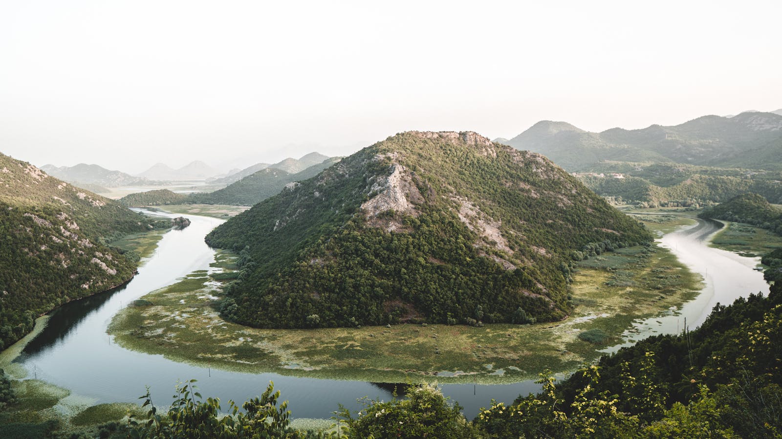 Meer van Skadar: 10 tips voor het nationale park, pelikanen en wijngaarden 2026 2 Wanneer naar het Meer van Skadar gaan