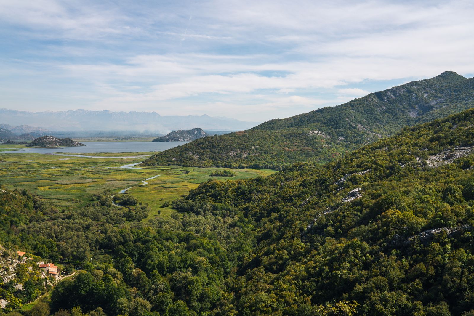 Meer van Skadar: 10 tips voor het nationale park, pelikanen en wijngaarden 2026 14 Zwemmen op het strand van Murići