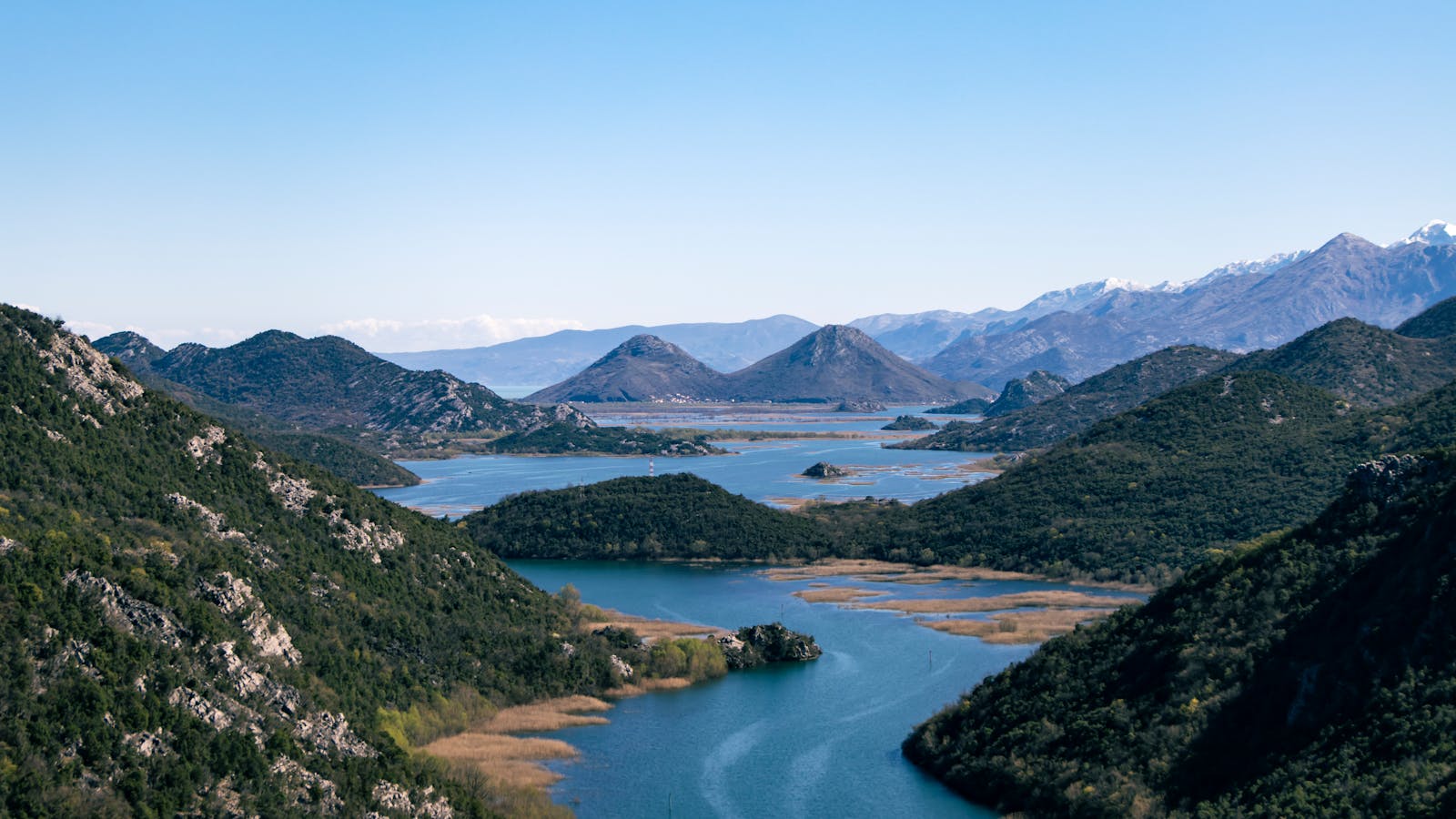 Meer van Skadar: 10 tips voor het nationale park, pelikanen en wijngaarden 2026 7 Het dorpje Rijeka Crnojevića