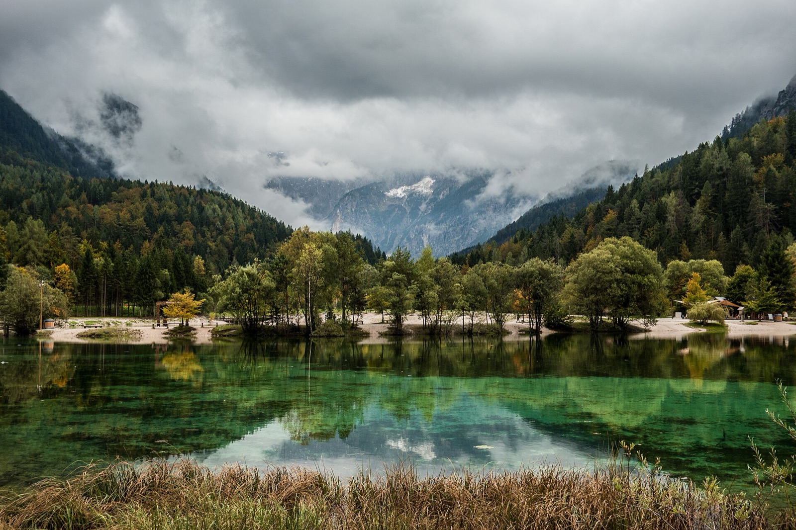 Dovolená Slovinsko: 22 tipů, co vidět a dělat (nejkrásnější místa) 6 Smaragdové jezero Jasna u Kranjské Gory v Julských Alpách