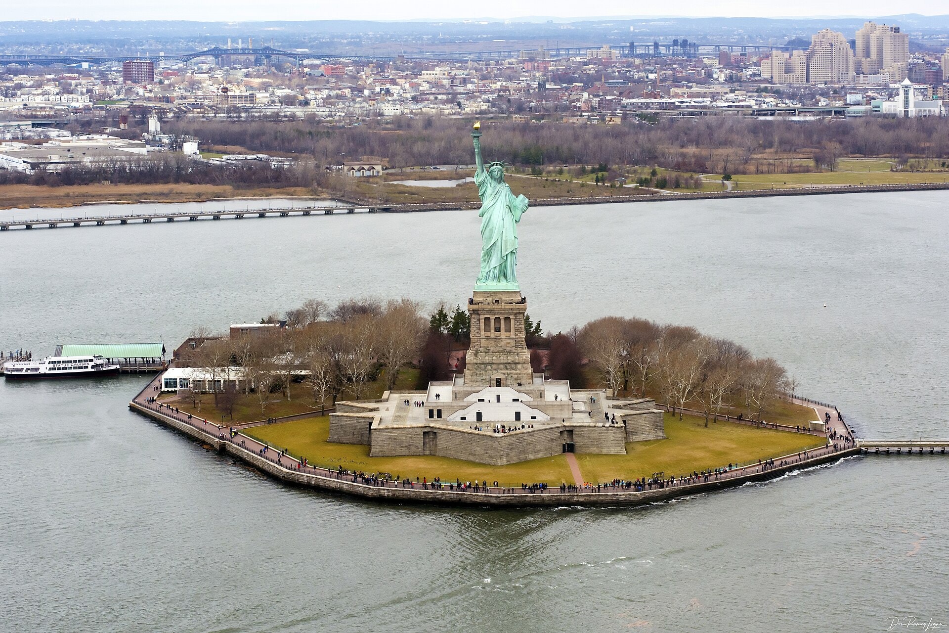 Statuia Libertății, New York: bilete, feribot și cum ajungi la coroană în 2026 1 Vedere aeriană asupra Statuii Libertății și Liberty Island