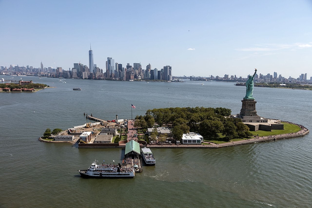 Statuia Libertății, New York: bilete, feribot și cum ajungi la coroană în 2026 2 Feribotul se apropie de Liberty Island cu Statuia Libertății