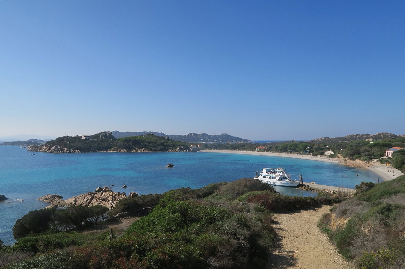 Arhipelagul La Maddalena: 10 sfaturi pentru paradisul din nordul Sardiniei 10 Plajă pe insula Santa Maria din arhipelagul La Maddalena