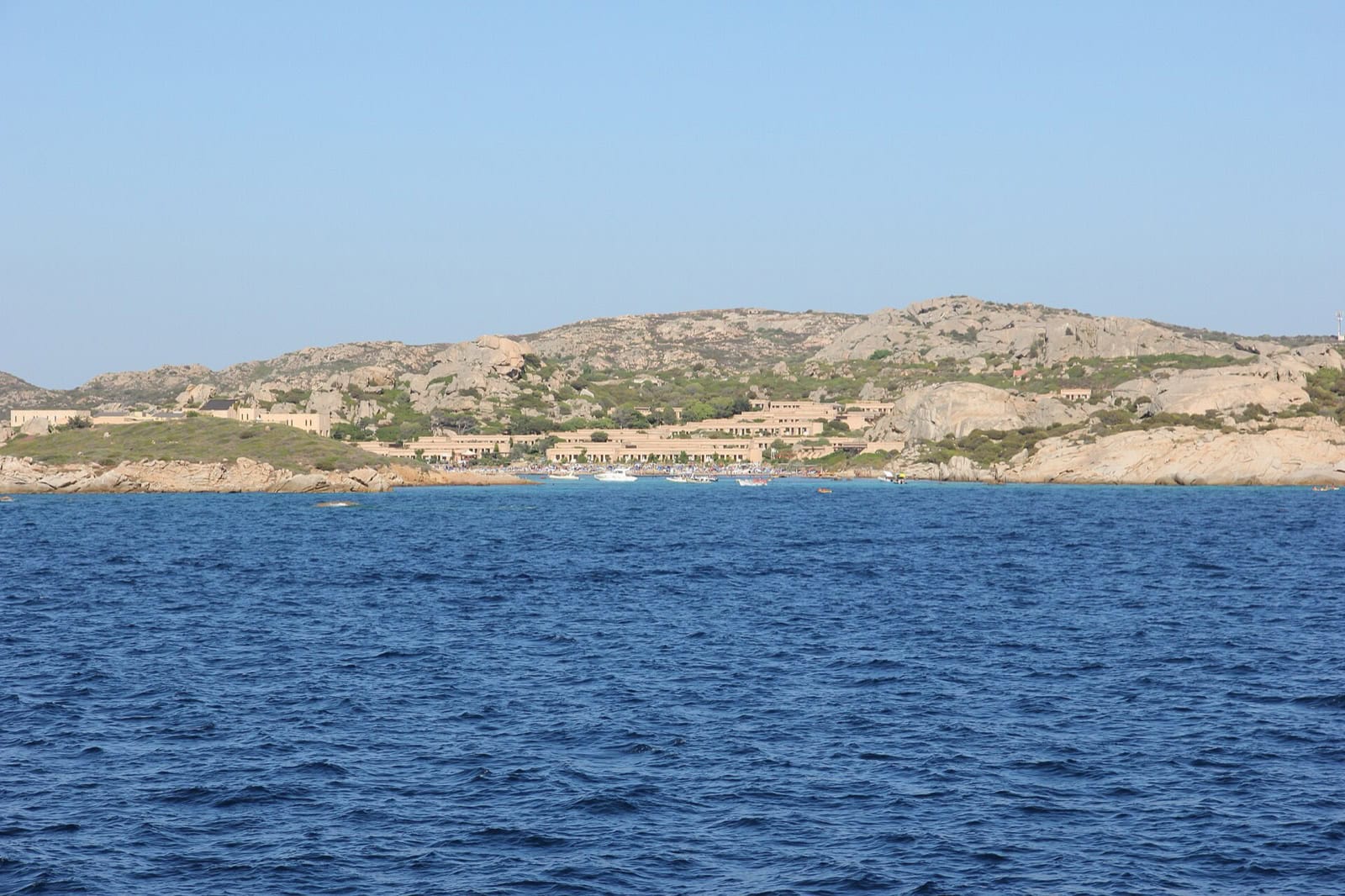 Arhipelagul La Maddalena: 10 sfaturi pentru paradisul din nordul Sardiniei 11 Insula Santo Stefano din arhipelagul La Maddalena