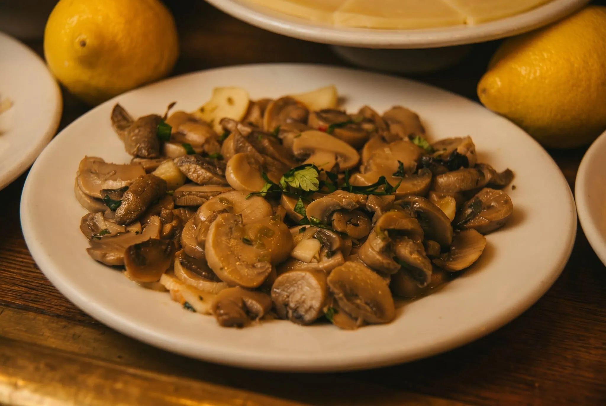 Španielske tapas: čo to je, ako ich jesť a 16 tipov, čo si objednať 18 Champiñones al ajillo – šampiňóny na cesnaku