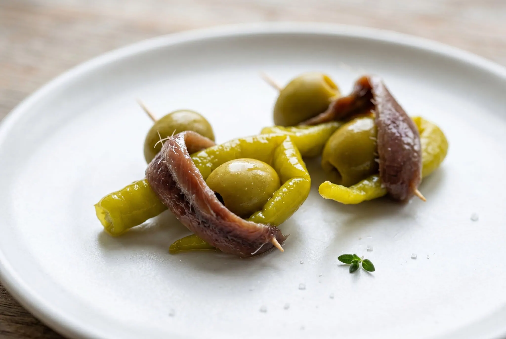 Španielske tapas: čo to je, ako ich jesť a 16 tipov, čo si objednať 12 Gilda – baskické pintxo s olivou, ančovičkou a papričkou