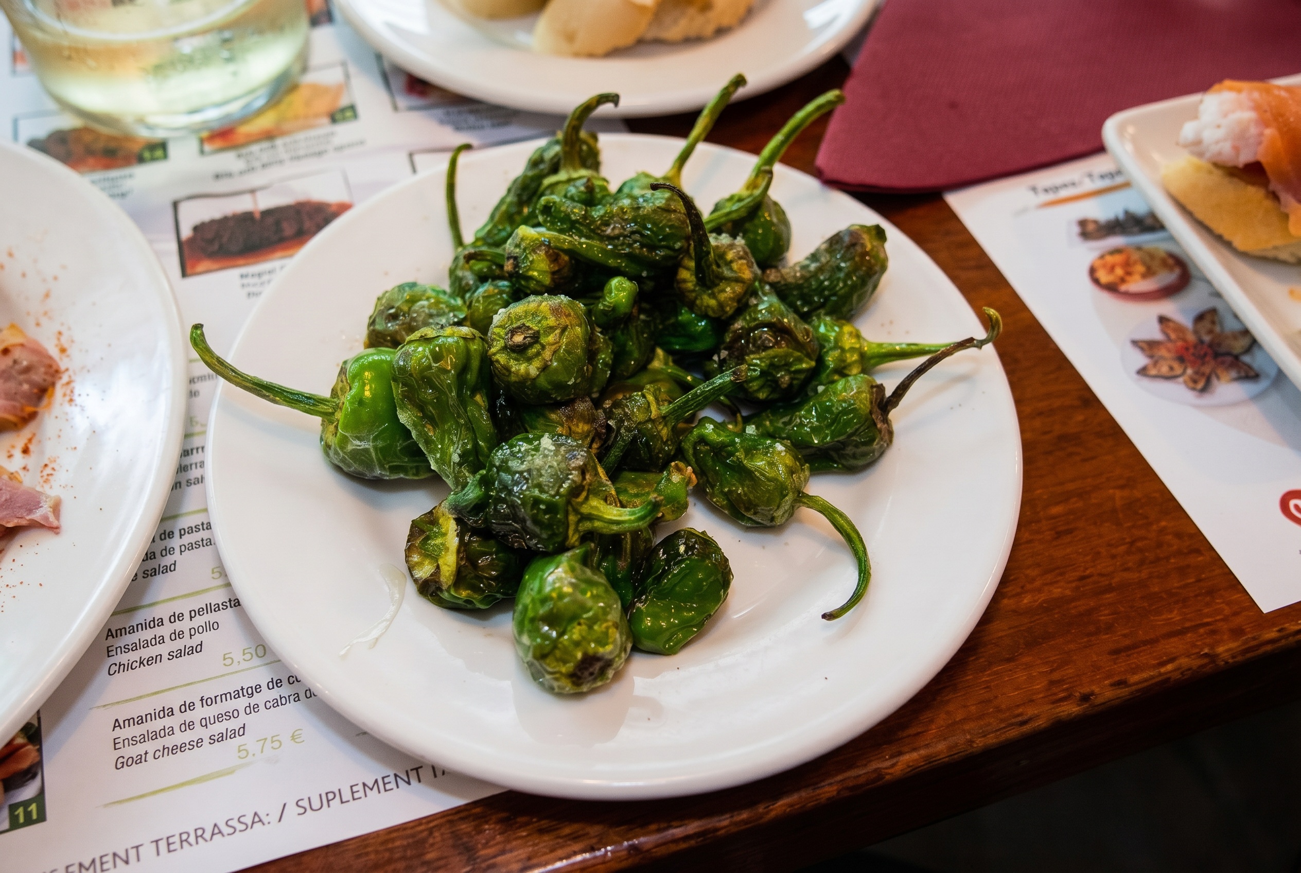 Pimientos de Padrón – smažené zelené papričky s mořskou solí