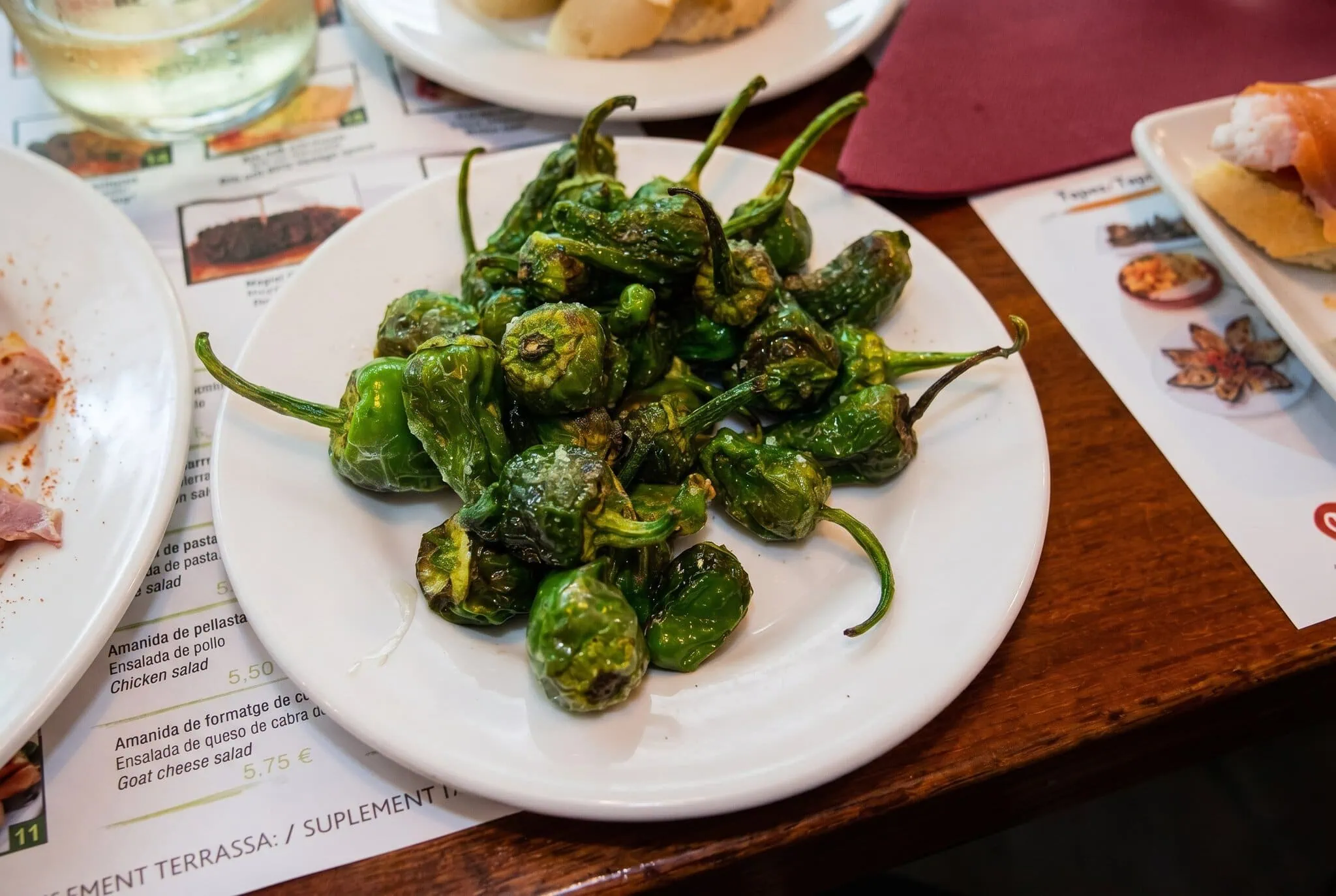Španielske tapas: čo to je, ako ich jesť a 16 tipov, čo si objednať 8 Pimientos de Padrón – vyprážané zelené papričky s morskou soľou