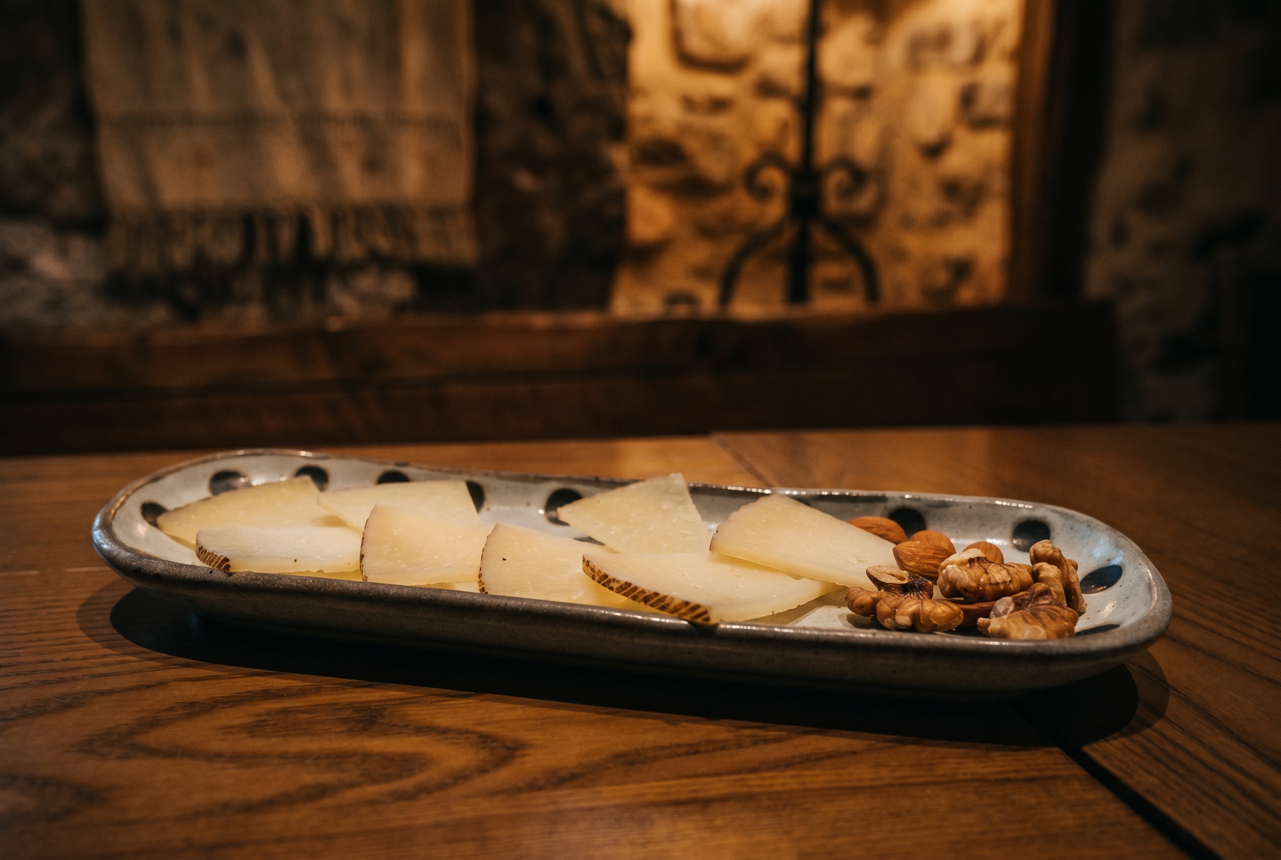 Sýr Queso Manchego nakrájený na trojúhelníčky