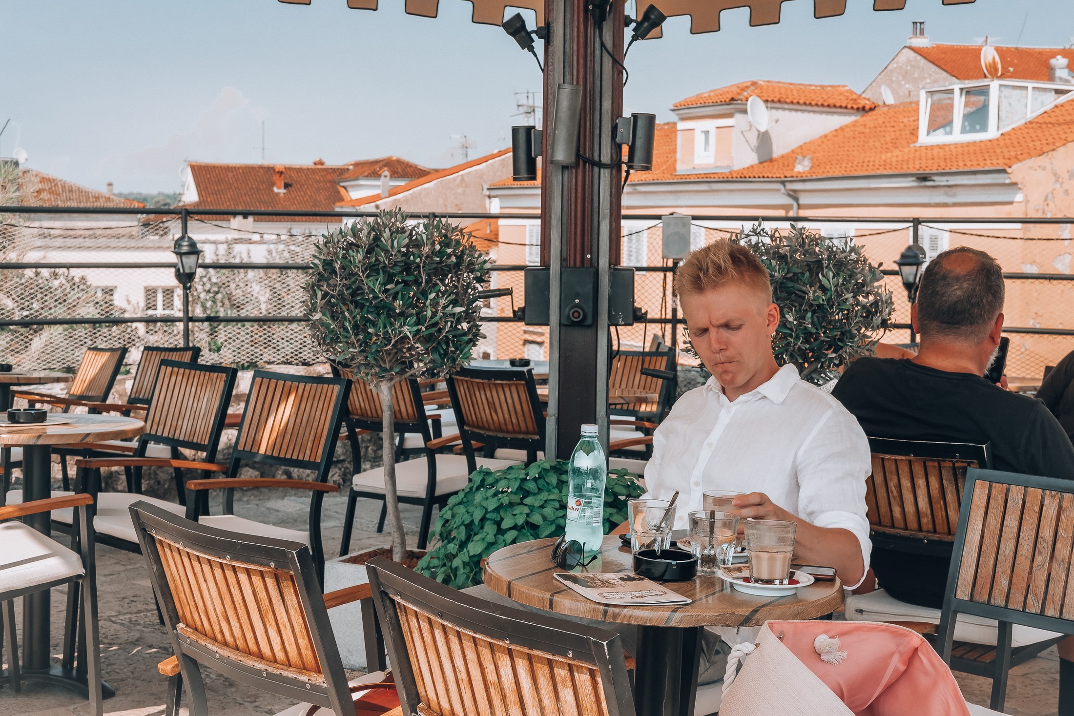 Průzračné Jadranské moře u dalmatského pobřeží