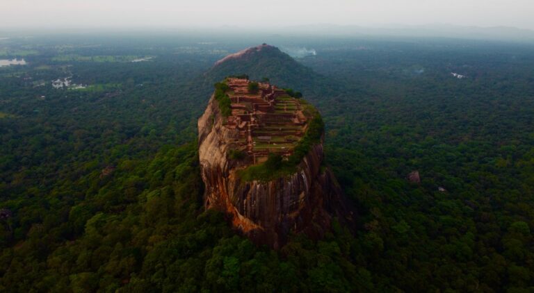 Skalní pevnost Sigiriya tyčící se nad džunglí, Srí Lanka