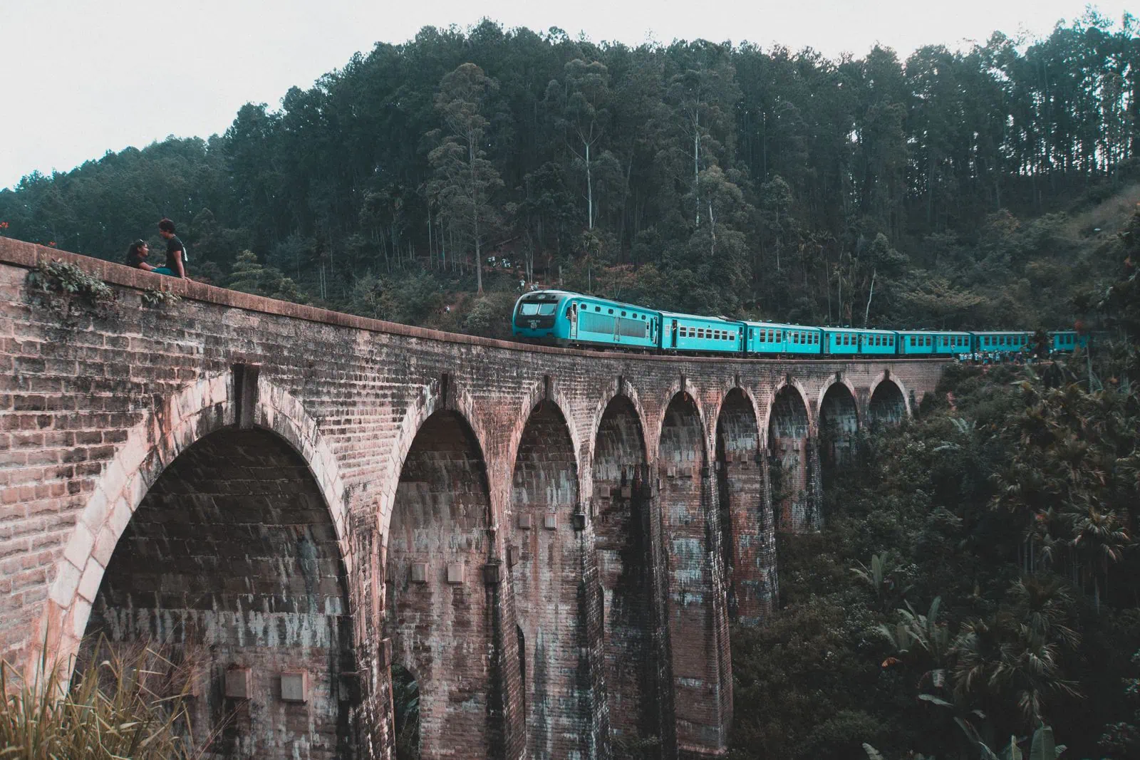 Sri Lanka Urlaub: 21 Tipps, was du sehen musst und wann du 2026 reisen solltest 9 Nine Arch Bridge bei Ella mit durchfahrendem Zug