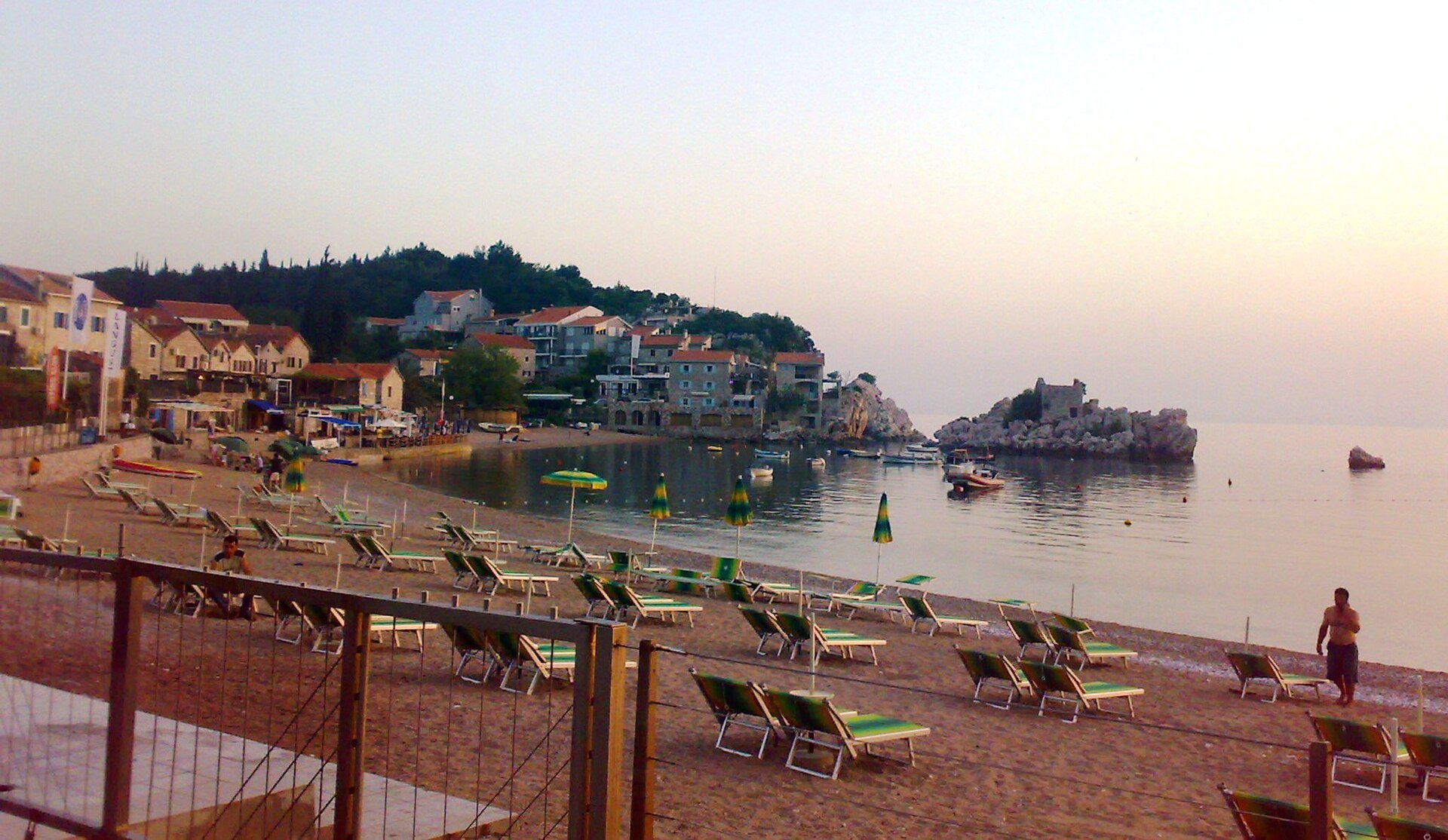 Sveti Stefan, Černá Hora: 10 tipů na nejfotogeničtější ostrov Jadranu 11 Rybářská vesnička Pržno se stará o klidnější atmosféru