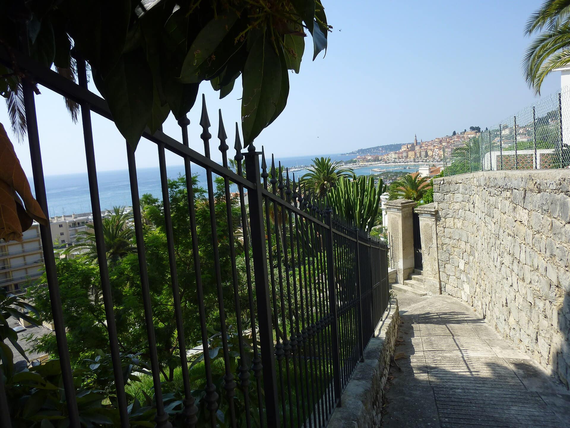 Menton, Franța: 11 sfaturi ce să vezi și să faci în orașul lămâilor în 2026 5 Orașul vechi (Vieux Menton) și casele colorate