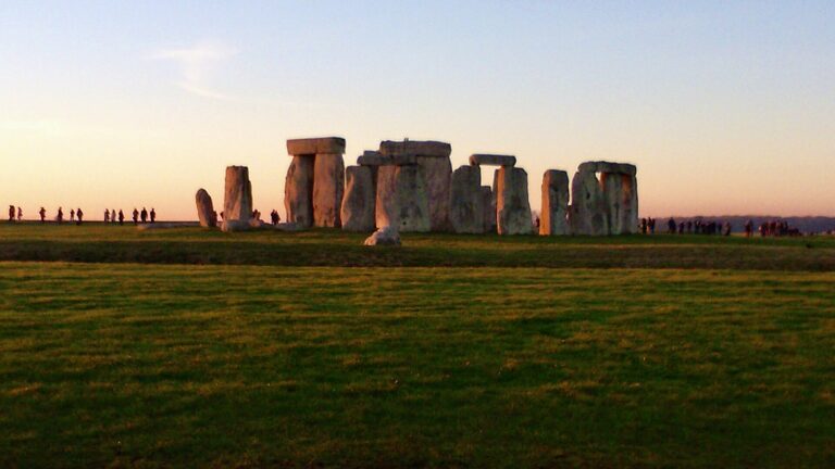 Velká Británie 12 Stonehenge: vstupné, jak se tam dostat a 12 tipů v okolí v roce 2026