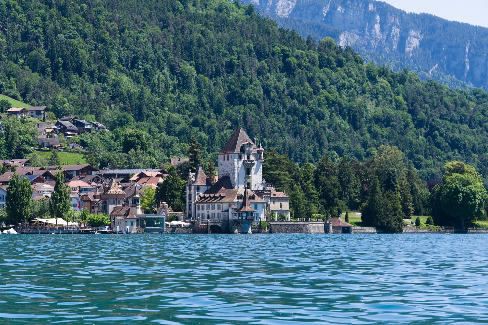 Tåg i Schweiz: Glacier Express, Bernina Express & co + priser 2026 11 Strategiska hotell längs rutten