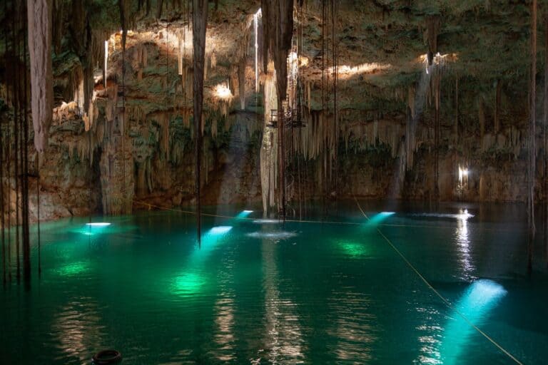 Cenote Suytún s kamenným molem