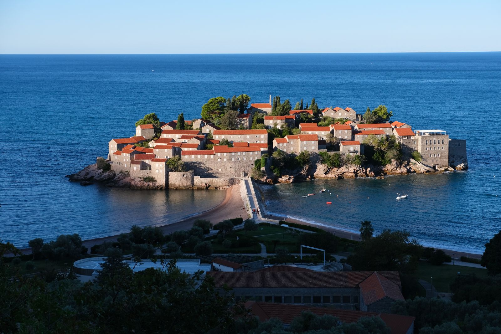 Sveti Stefan, Černá Hora: 10 tipů na nejfotogeničtější ostrov Jadranu 3 Kde se ubytovat ve Sveti Stefan a okolí