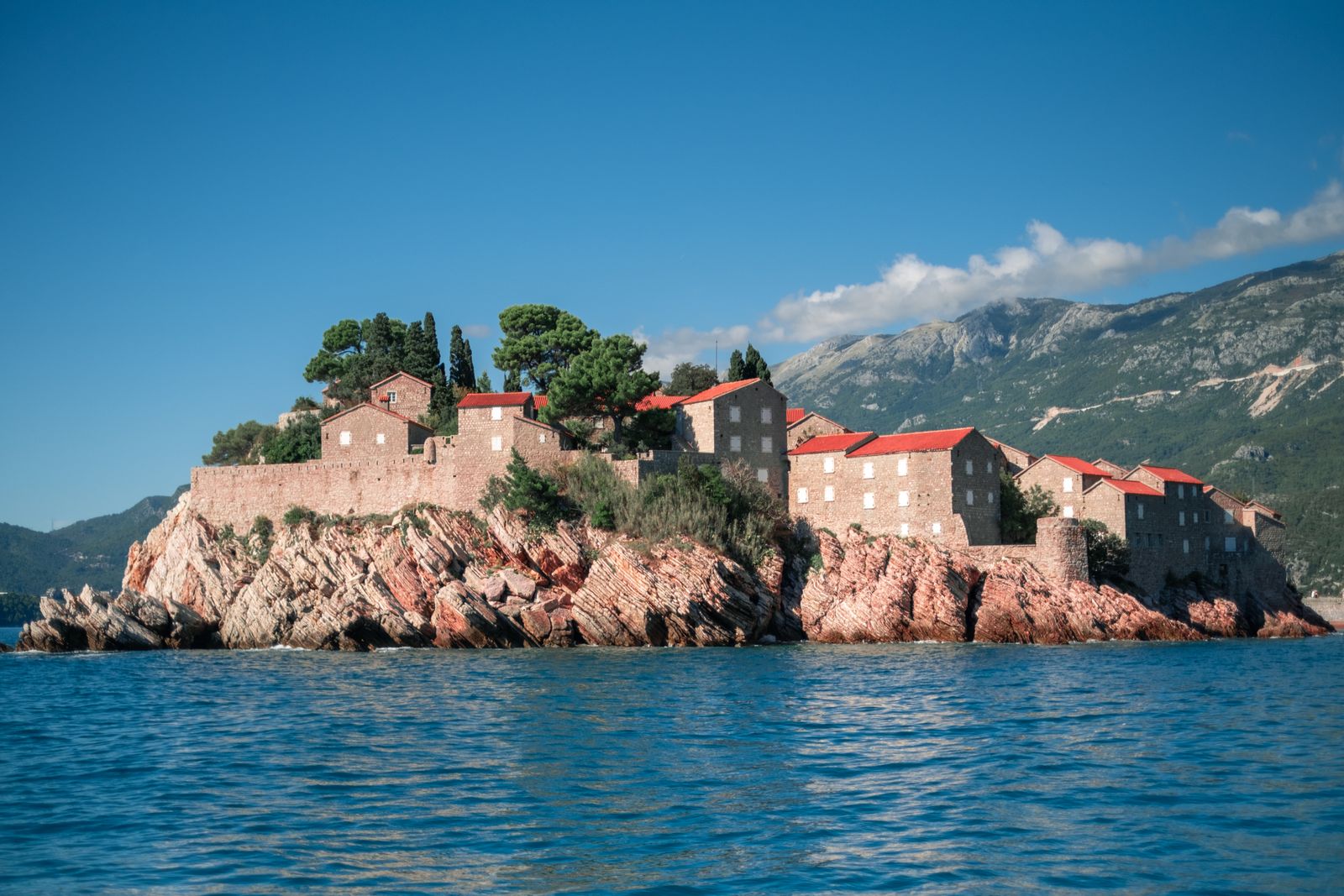Sveti Stefan, Černá Hora: 10 tipů na nejfotogeničtější ostrov Jadranu 2 Kdy vyrazit do Sveti Stefan