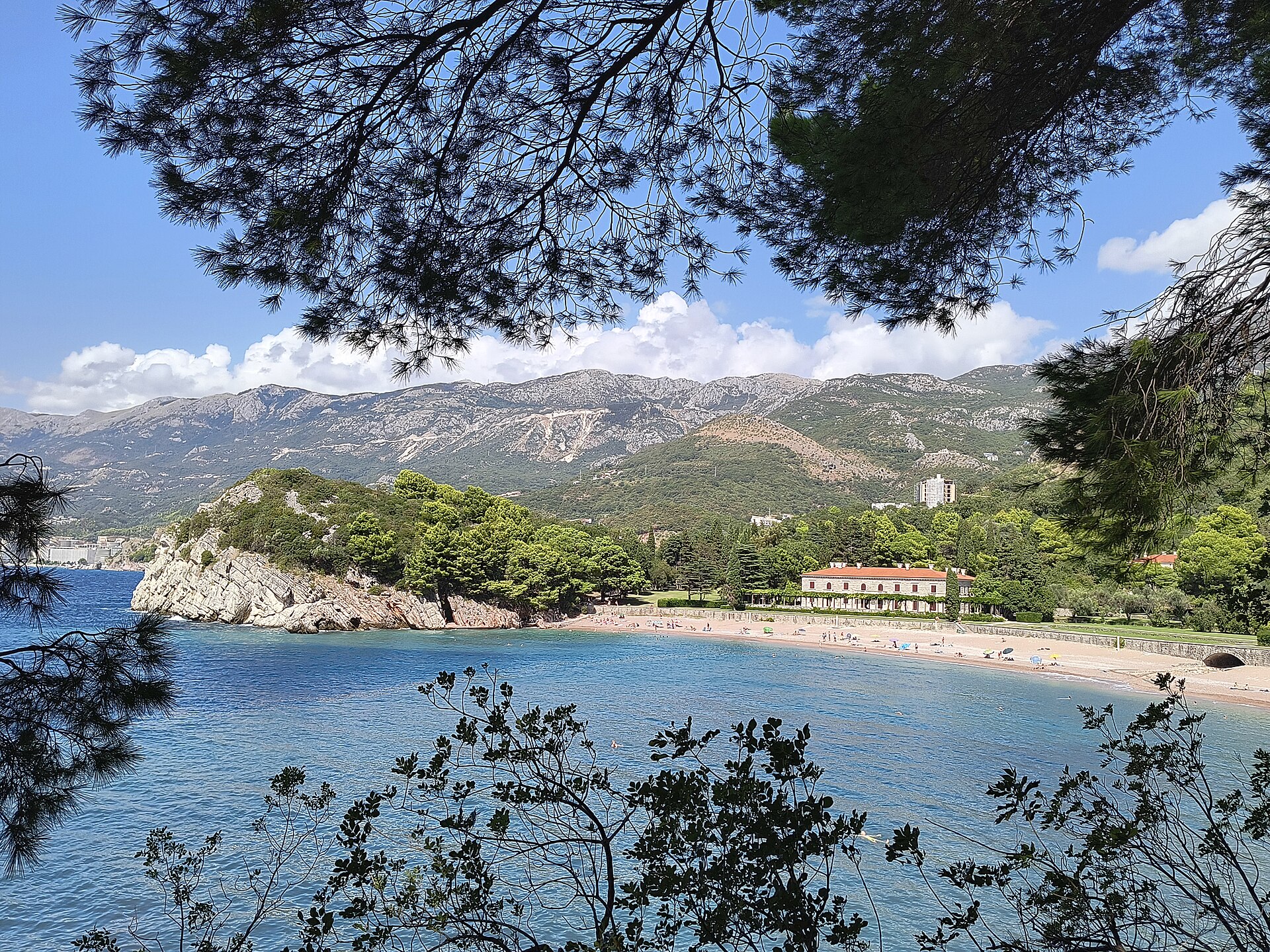 Sveti Stefan, Černá Hora: 10 tipů na nejfotogeničtější ostrov Jadranu 9 King's Beach a nádherný park Miločer