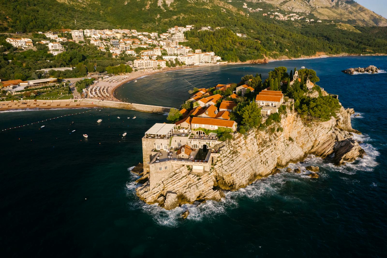 Sveti Stefan, Černá Hora: 10 tipů na nejfotogeničtější ostrov Jadranu 10 Queen's Beach: exkluzivně pro hosty Aman