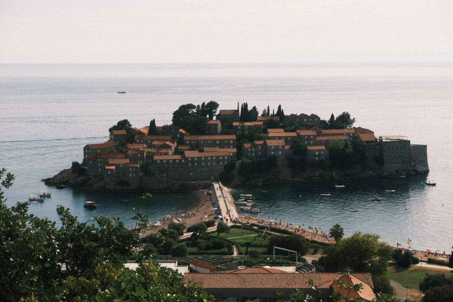 Montenegro: reiseguide, tips og hva du bør se 2026 2 Sveti Stefan Montenegro: 10 tips til Adriaterhavets mest fotogene øy