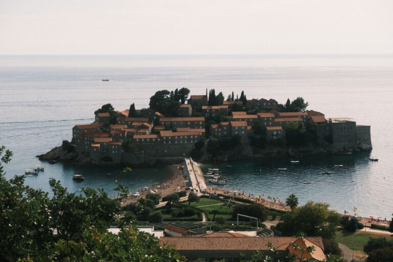 Montenegro: guide, tips och vad du ska se 2026 7 Sveti Stefan, Montenegro: 10 tips för Adriatiska havets vackraste ö
