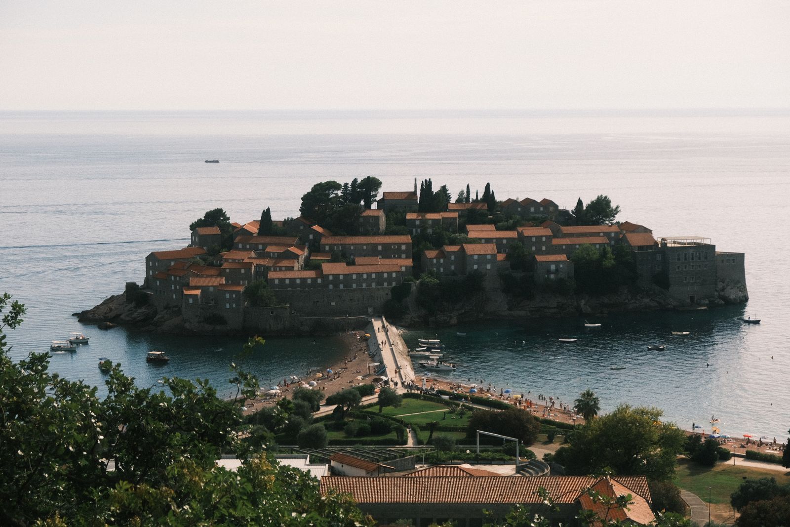 Sveti Stefan, Černá Hora: 10 tipů na nejfotogeničtější ostrov Jadranu 1 Shrnutí pro ty, kteří nemají čas číst celý článek