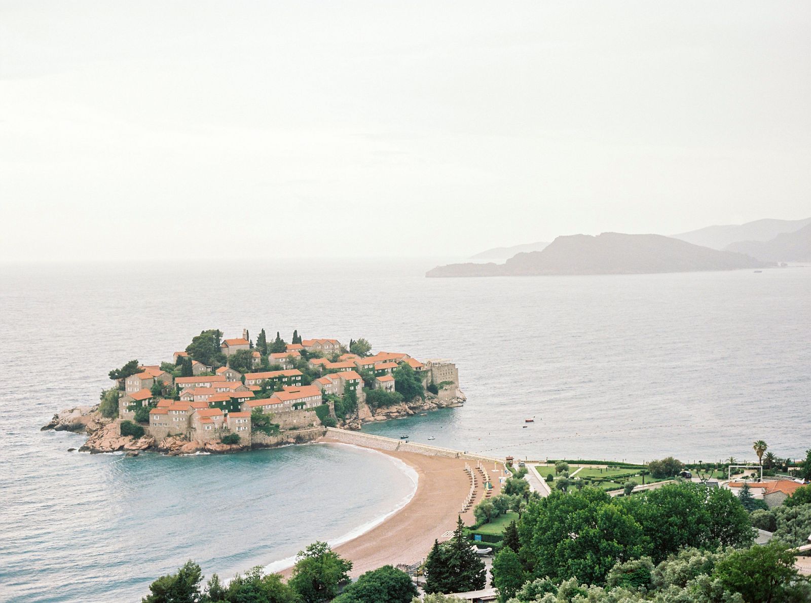 Sveti Stefan, Černá Hora: 10 tipů na nejfotogeničtější ostrov Jadranu 8 Sveti Stefan Beach: veřejná pláž a lehátka