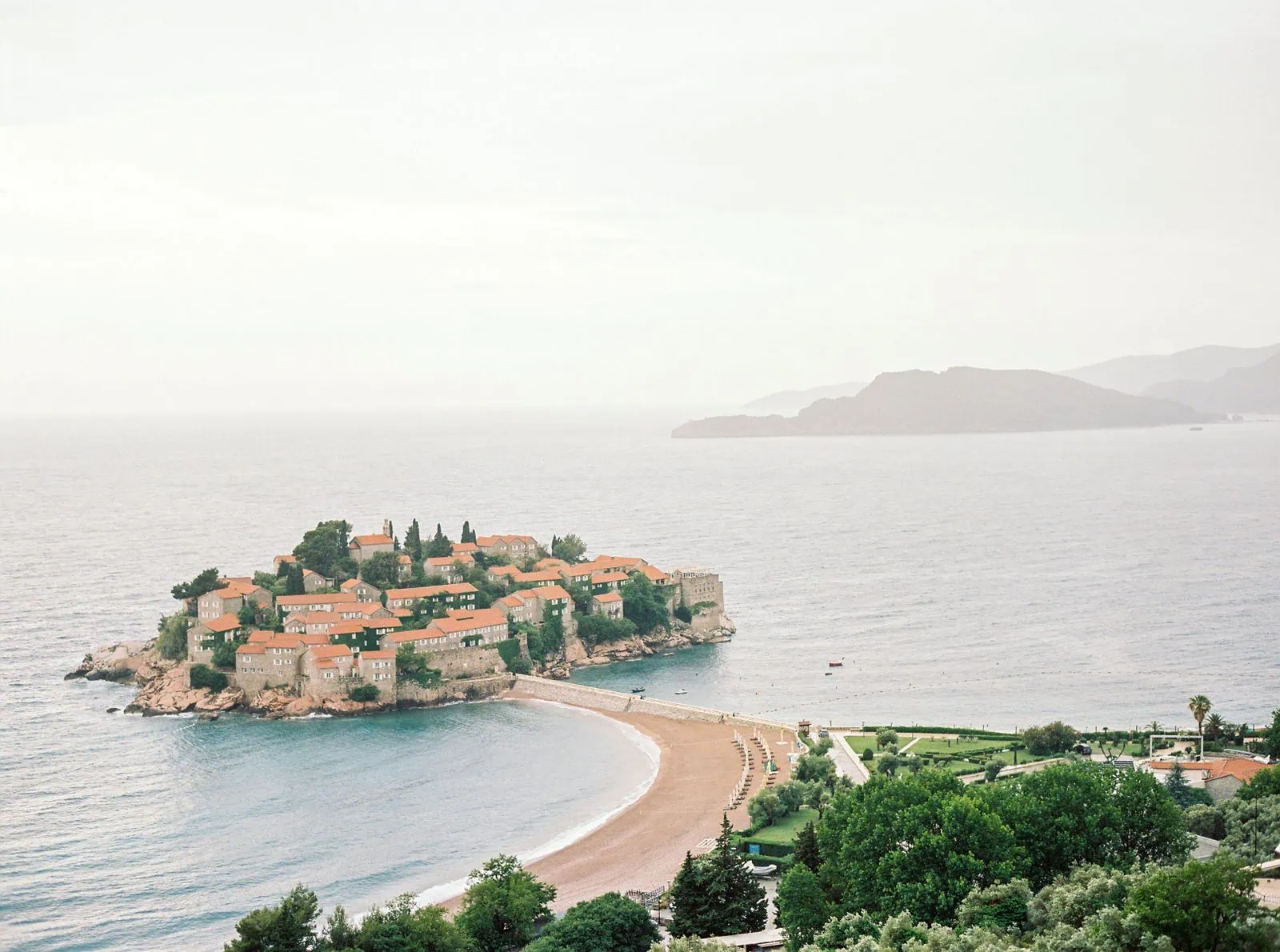 Svätý Štefan, Čierna Hora: 10 tipov na najfotogenickejší ostrov Jadranu 8 Sveti Stefan Beach: verejná pláž a ležadlá