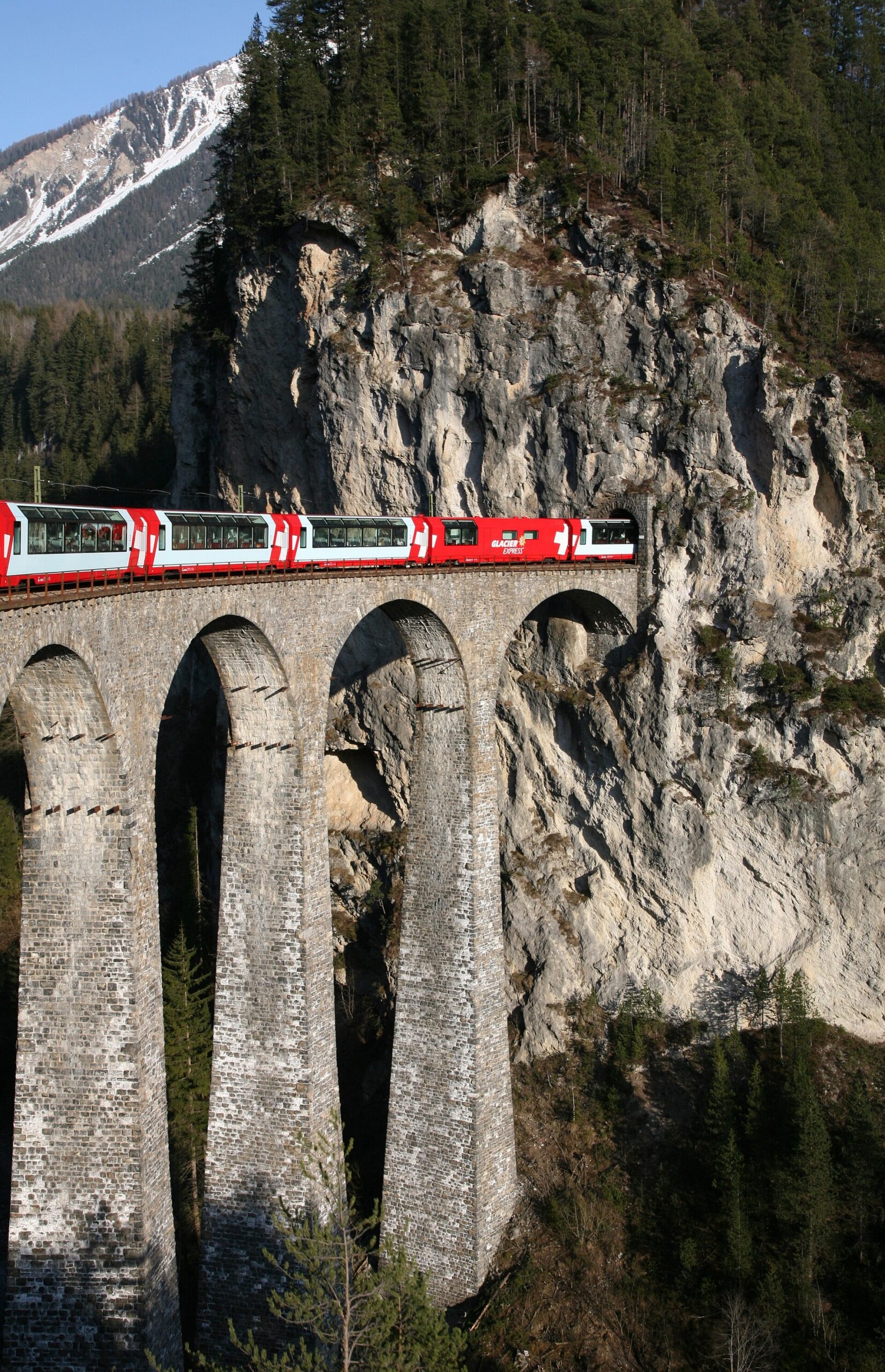 Dovolená Švýcarsko: 19 tipů, kam jet a co vidět 22 Glacier Express na Landwasserském viaduktu