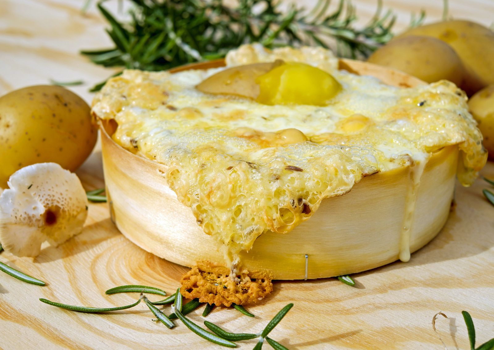 Dovolená Švýcarsko: 19 tipů, kam jet a co vidět 23 Raclette, roztavený sýr na bramborách