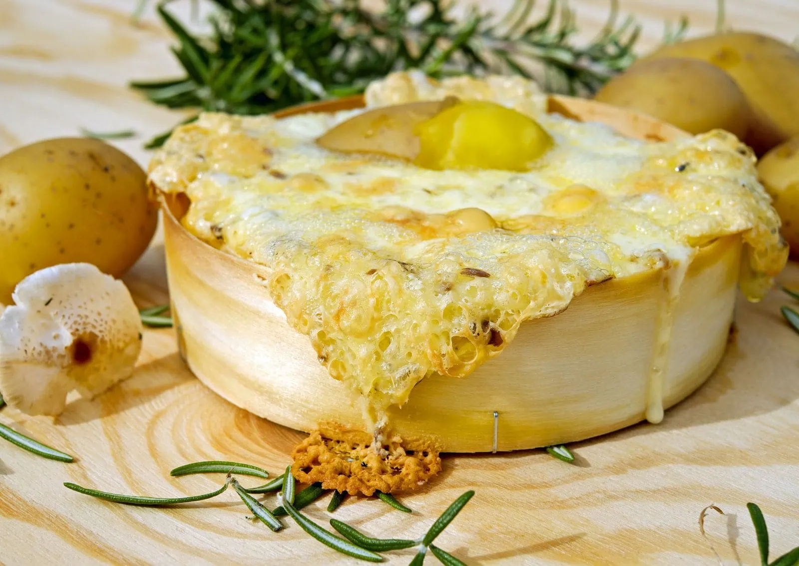 Genf, Svájc: 16 tipp, mit nézz meg a legnagyobb alpesi tónál 2026-ban 22 Raclette, sajtos klasszikus Genfben is