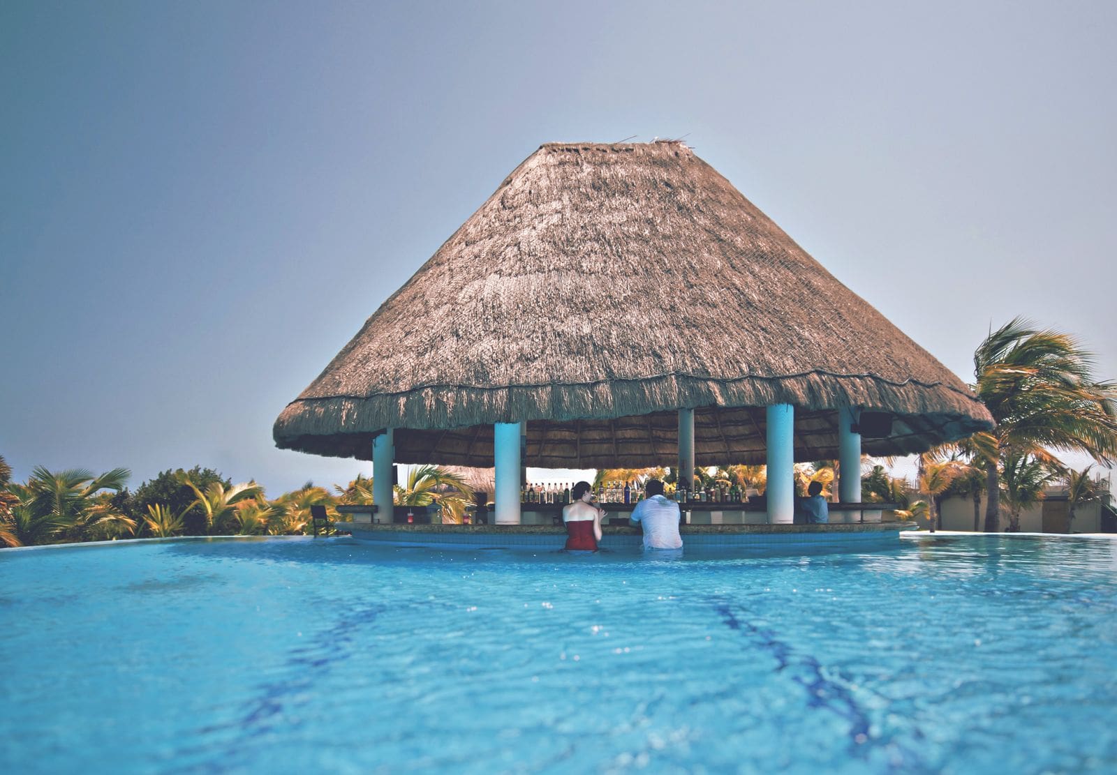 All-inclusive în Mexic: cum să alegi resortul (Cancún și Riviera Maya) 2026 4 Bar swim-up într-un resort