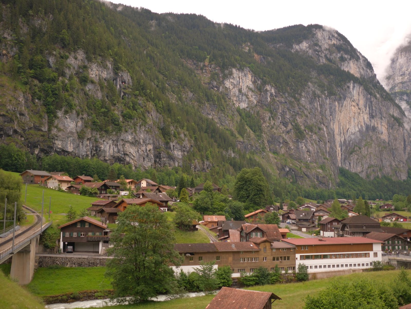 Lauterbrunnen: 12 tipů, co vidět v údolí 72 vodopádů 5 Sýrové fondue a rösti na každém rohu
