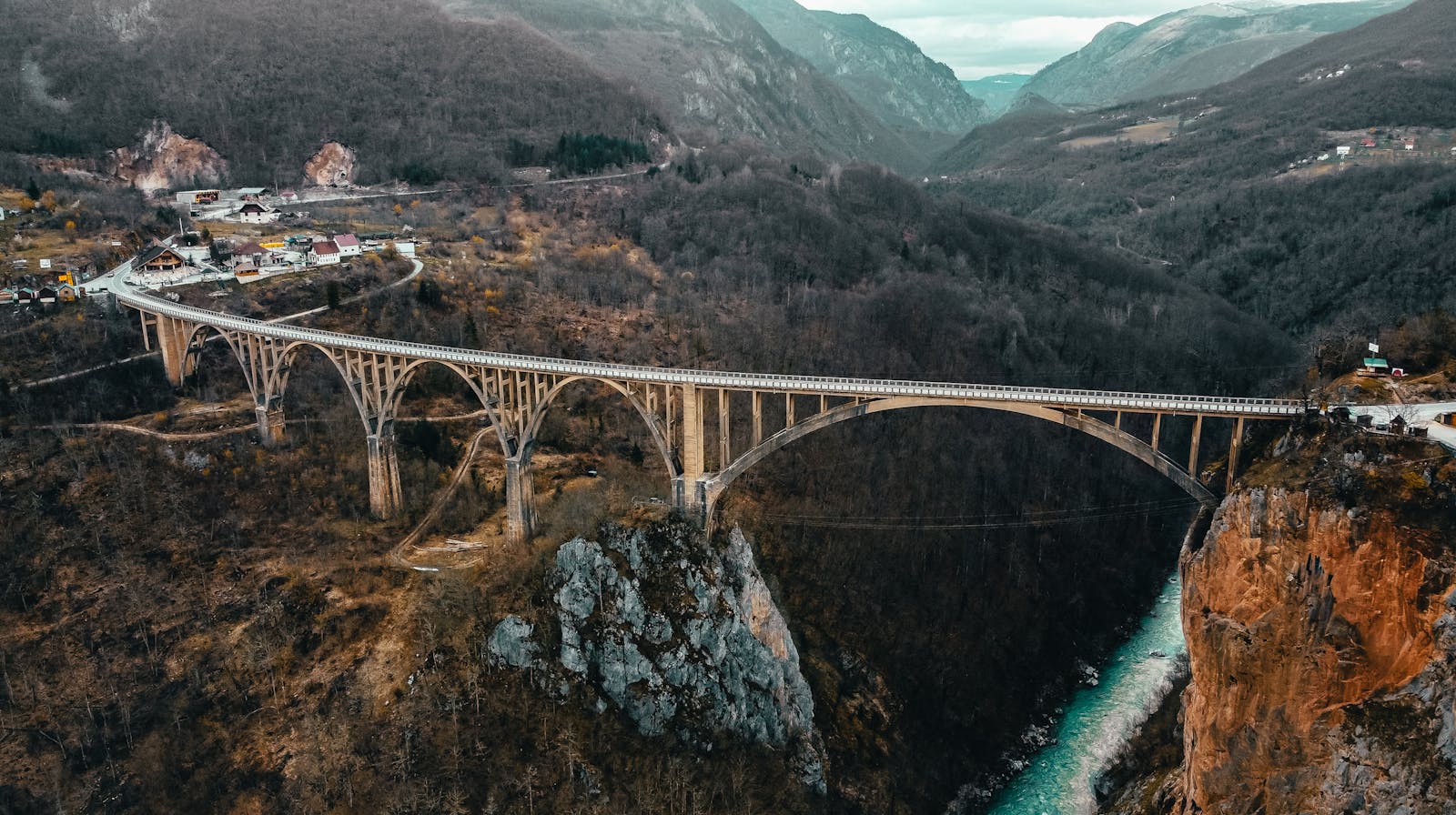 Canyon del fiume Tara e ponte Đurđevića: rafting, zip-line e il canyon più profondo d'Europa 2026 6 Scopri la tragica storia dell'ingegnere Lazar Jauković