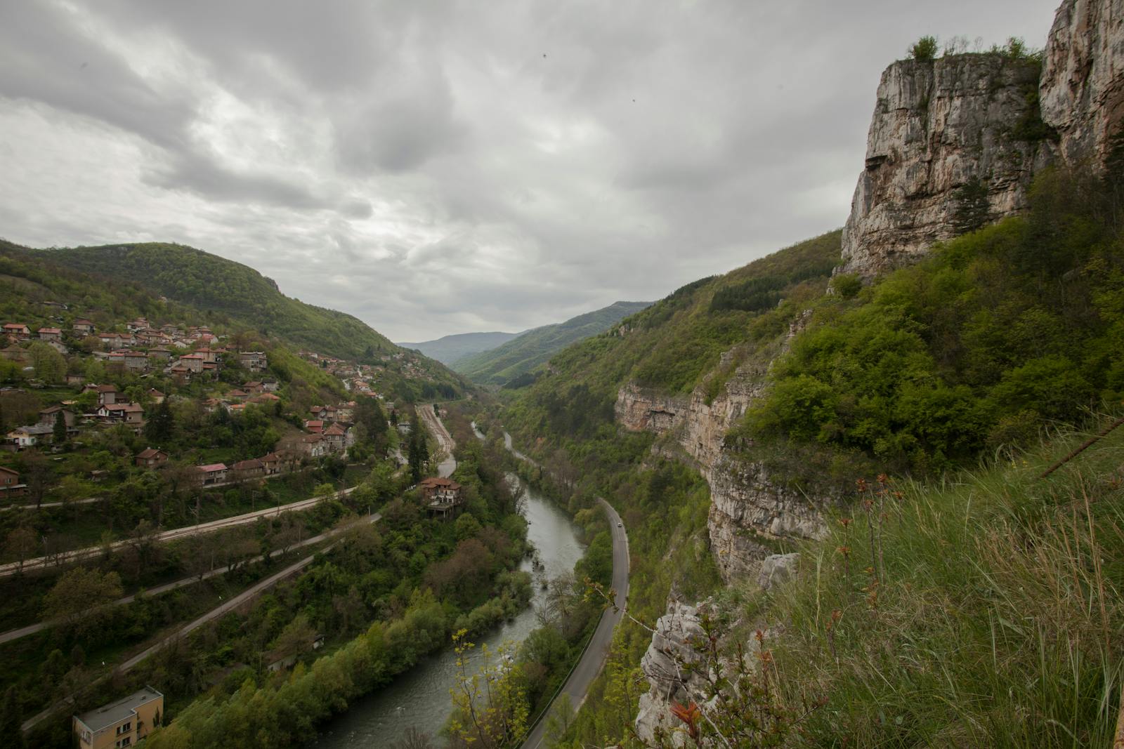 Canyon del fiume Tara e ponte Đurđevića: rafting, zip-line e il canyon più profondo d'Europa 2026 14 Combina la gita con una visita al Lago Nero