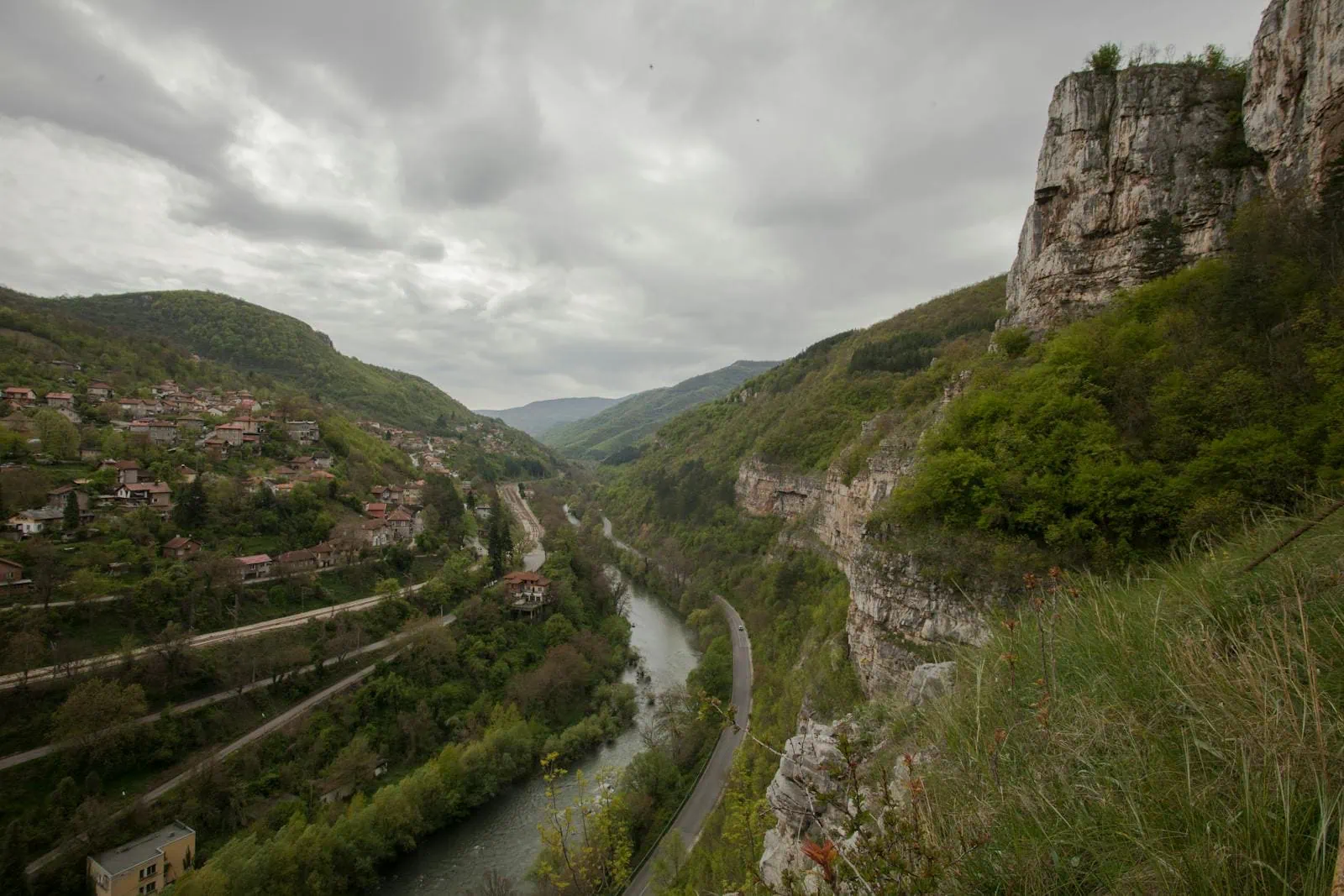 Canionul râului Tara și podul Đurđević: rafting, tiroliană și cel mai adânc canion din Europa 2026 14 Combină excursia cu o vizită la Lacul Negru