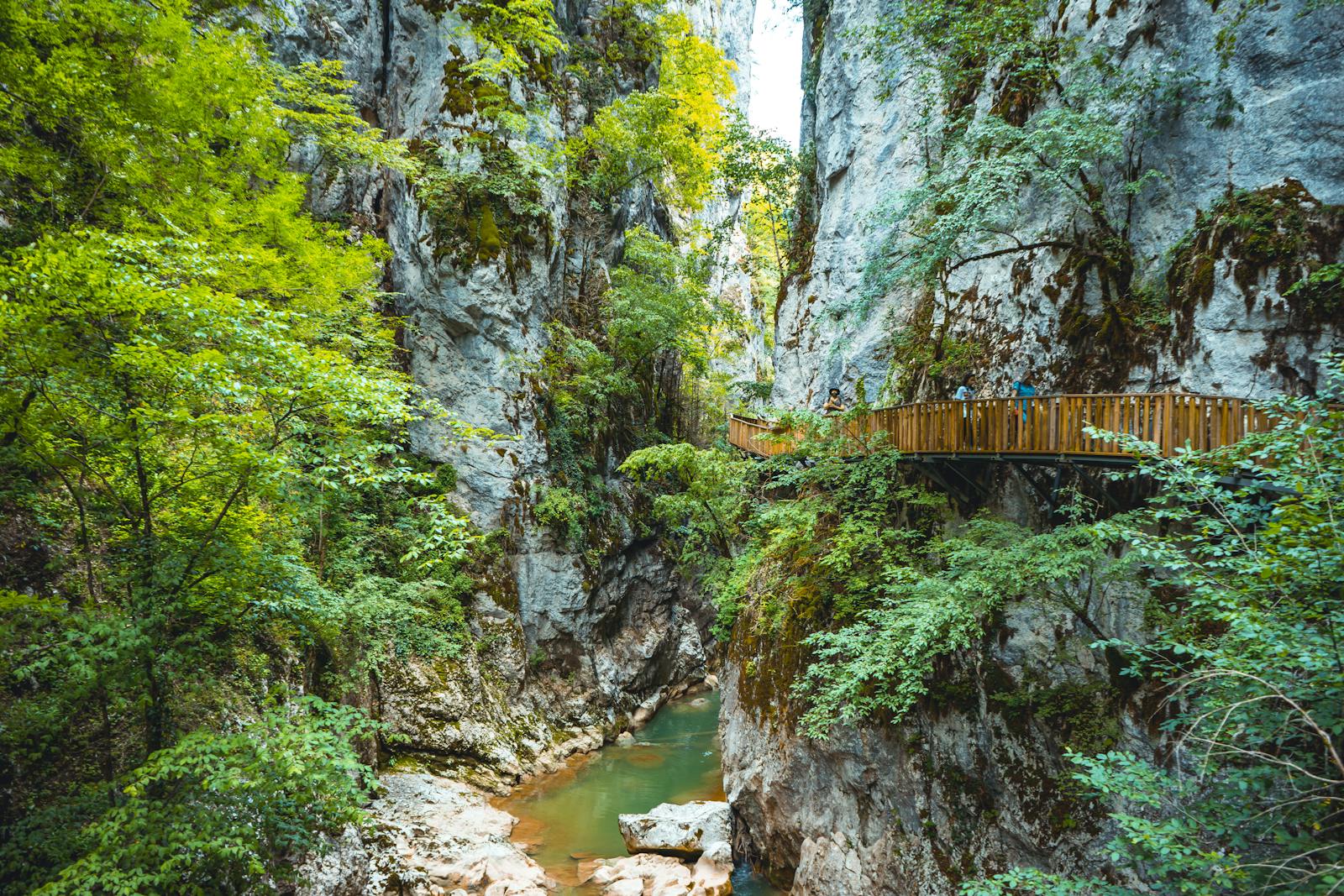 Canyon del fiume Tara e ponte Đurđevića: rafting, zip-line e il canyon più profondo d'Europa 2026 15 Prova il canyoning estremo nella gola di Nevidio