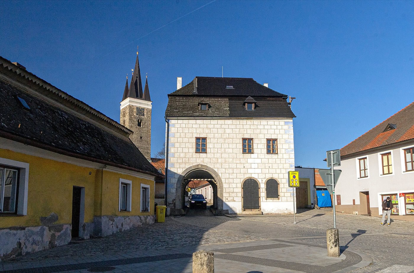 Telč Tšekki: 8 vinkkiä, mitä nähdä renessanssihelmessä 2026 10 Yläportti renessanssisgraffitoin Telčissä