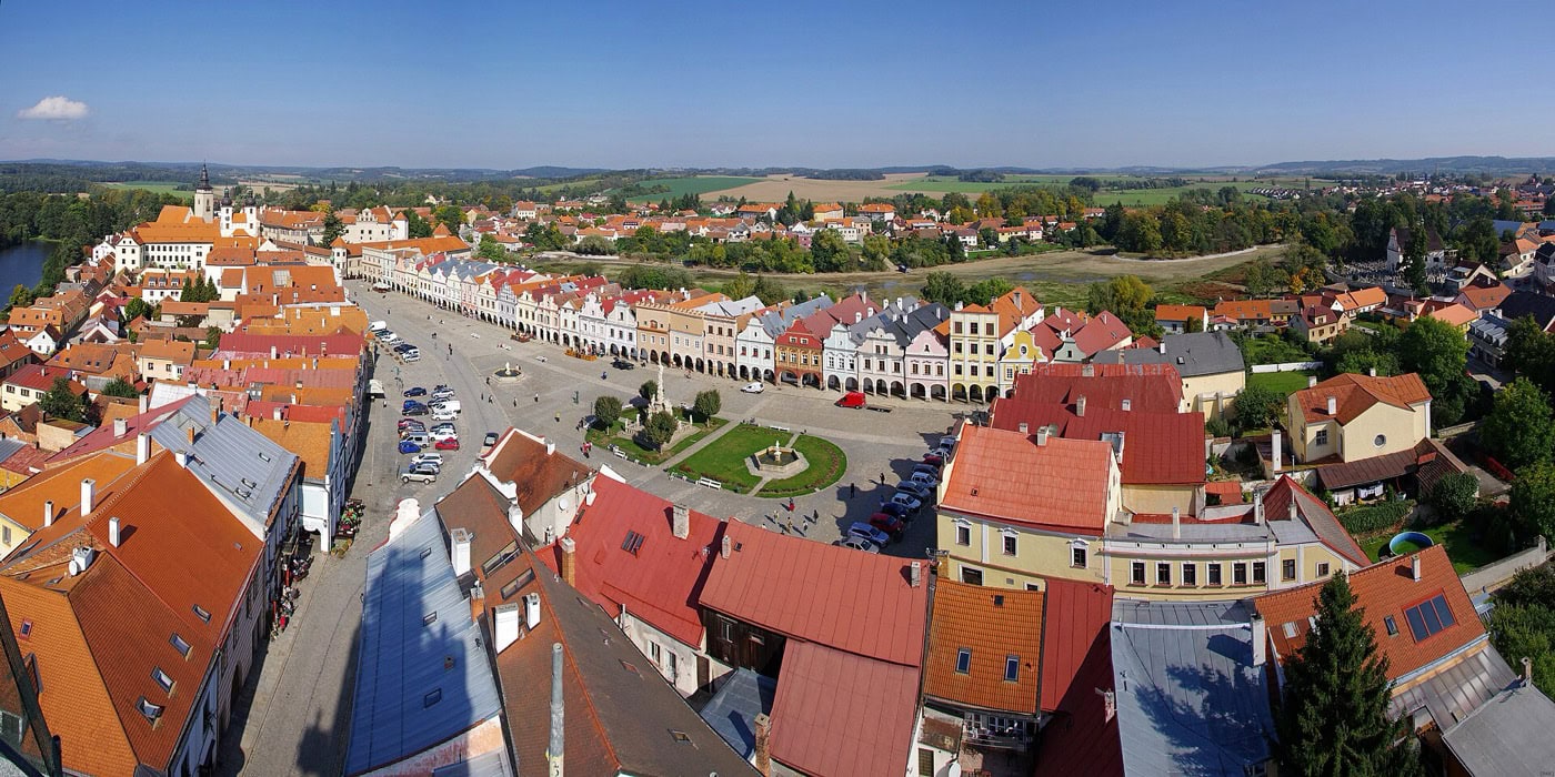 Wyżyna Czesko-Morawska: 15 najpiękniejszych miejsc (także z dziećmi) w 2026 roku 2 Widok z góry na wydłużony rynek Zachariáše z Hradce w Telču