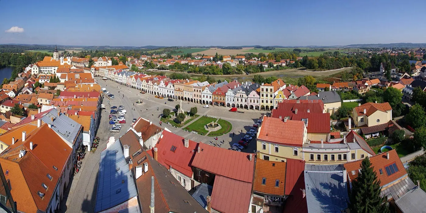 Telč Csehország: 8 tipp, mit érdemes megnézni a reneszánsz gyöngyszemben 2026-ban 3 Felülnézeti kép a hosszan elnyúló Hradeci Zachariás térről Telčben