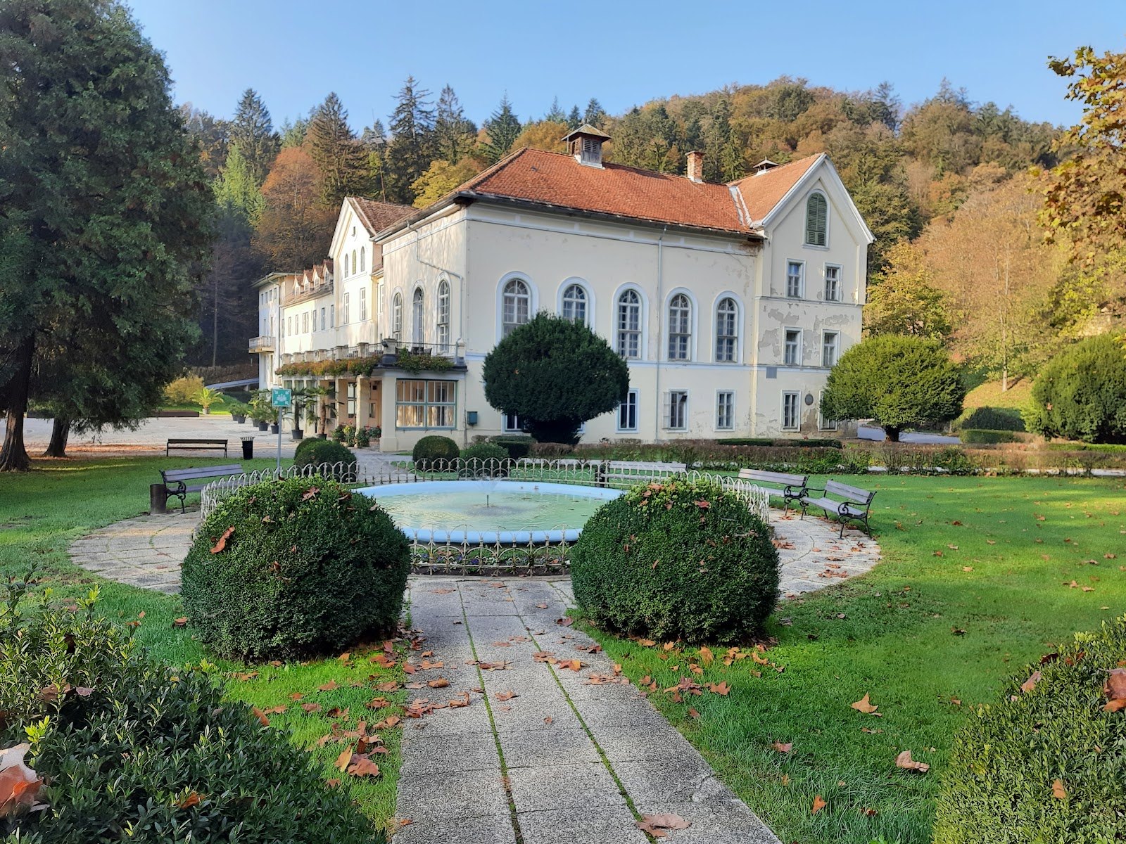 Les meilleurs thermes de Slovénie : 13 stations thermales pour 2026 9 Bâtiment thermal historique dans le parc des Terme Dobrna