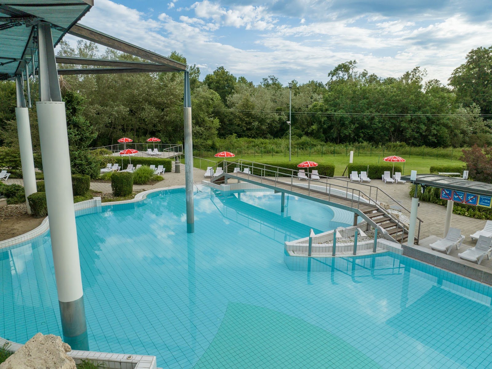 Les meilleurs thermes de Slovénie : 13 stations thermales pour 2026 11 Bassin thermal extérieur dans le parc thermal des Terme Radenci