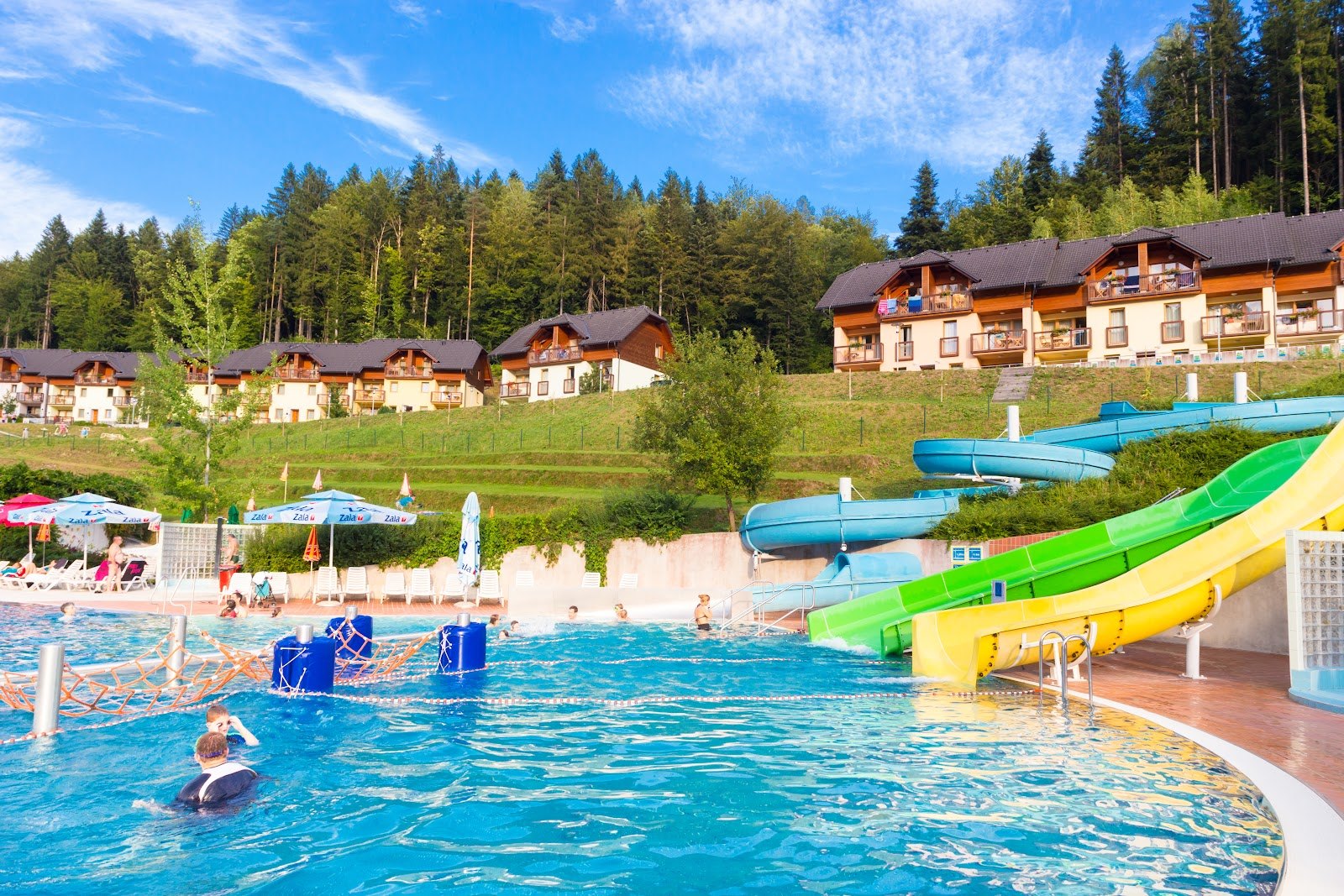 Les meilleurs thermes de Slovénie : 13 stations thermales pour 2026 14 Bassins extérieurs des Terme Snovik dans une vallée alpine verdoyante