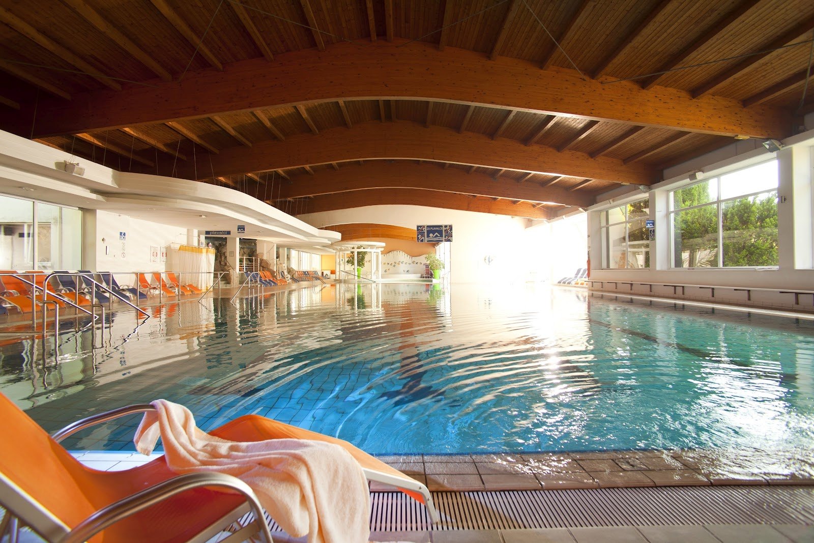 Les meilleurs thermes de Slovénie : 13 stations thermales pour 2026 12 Bassin thermal intérieur au plafond voûté en bois aux Terme Topolšica