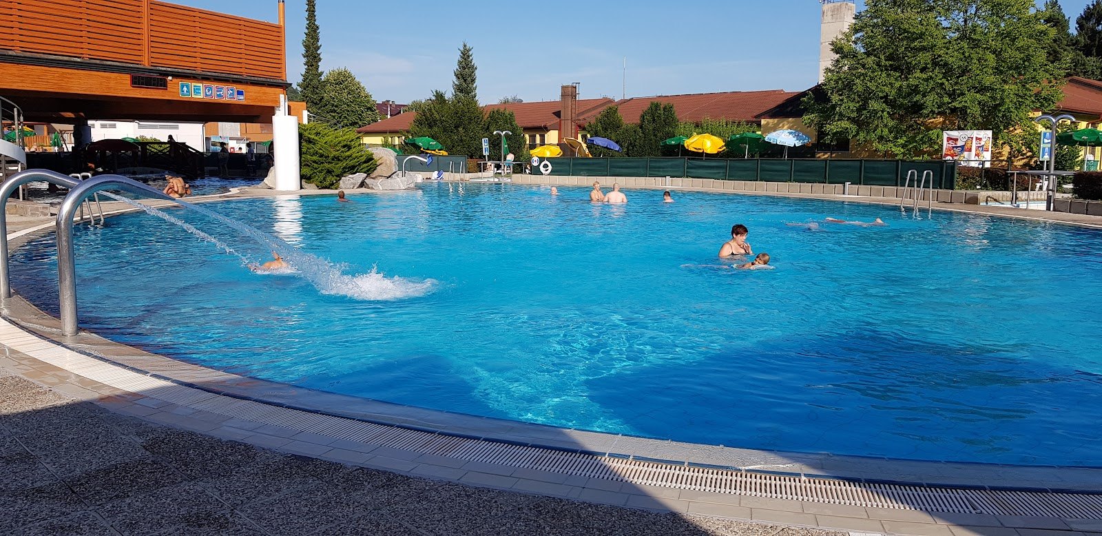 Les meilleurs thermes de Slovénie : 13 stations thermales pour 2026 13 Bassin extérieur des Terme Zreče avec toboggans et les montagnes du Pohorje en arrière-plan