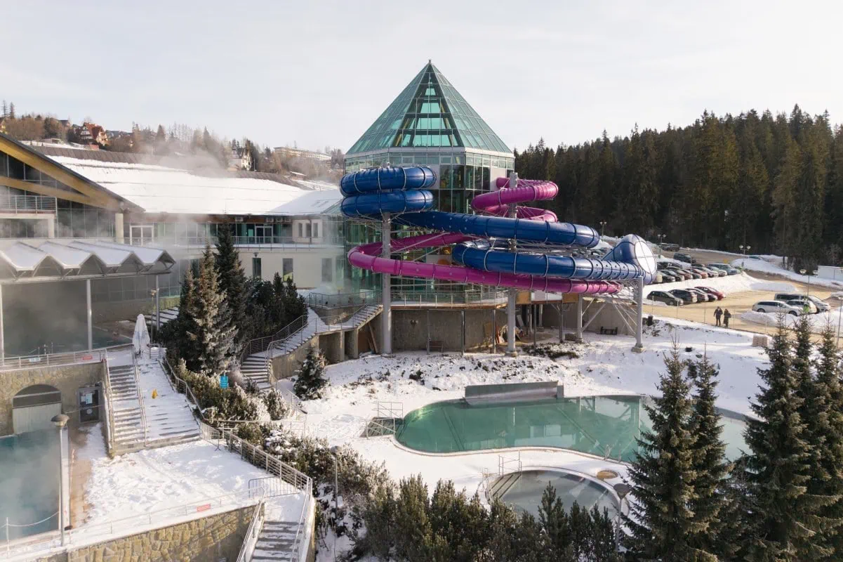 Les meilleurs thermes en Pologne : 8 adresses près de la frontière et dans les Tatras en 2026 4 Vue aérienne hivernale de Termy Bukovina au pied des Tatras