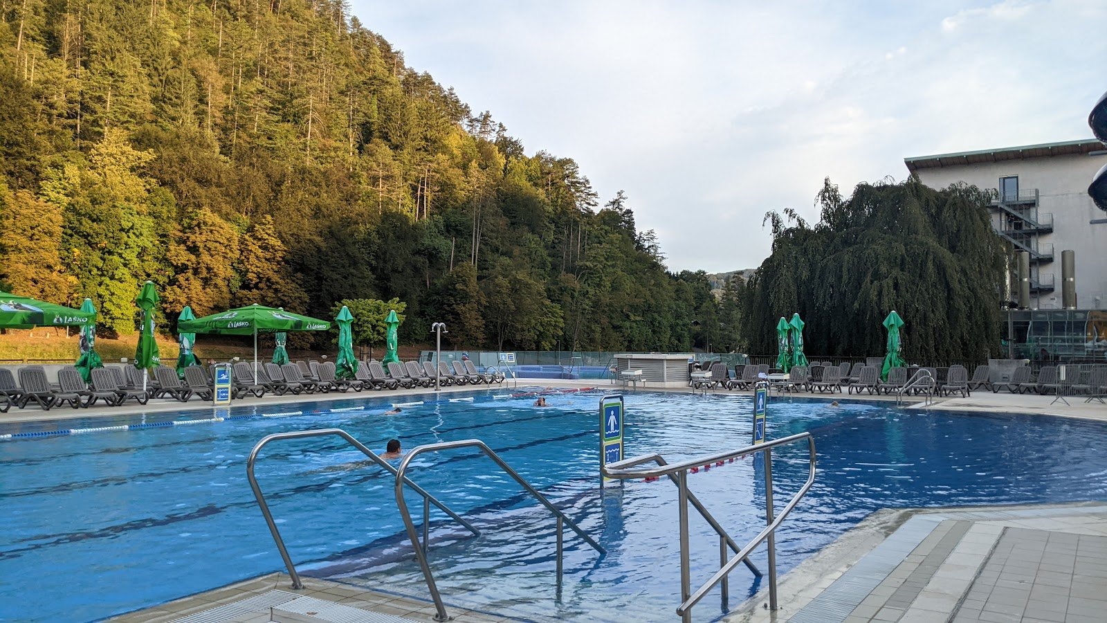 Les meilleurs thermes de Slovénie : 13 stations thermales pour 2026 7 Bassin thermal extérieur de la Thermana Laško dans une vallée automnale