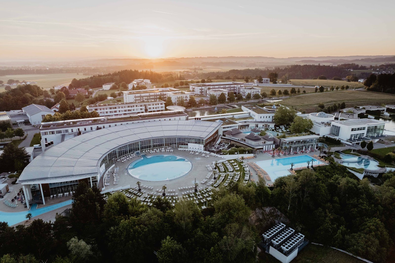 Letecký pohled na Spa Resort Therme Geinberg za západu slunce